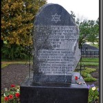 Piemineklis, kas atrodas kapsētas augšējā daļā, netālu no ieejas. Foto: muzejs "Ebreji Latvijā"