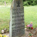 Piemineklis, kas atrodas lejā pie upes. Foto: muzejs "Ebreji Latvijā"